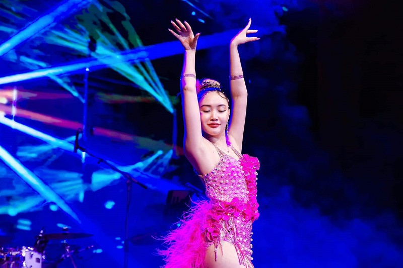 Co gai gianh 50 huy chuong dance sport nhay cung danh ca Ngoc Son