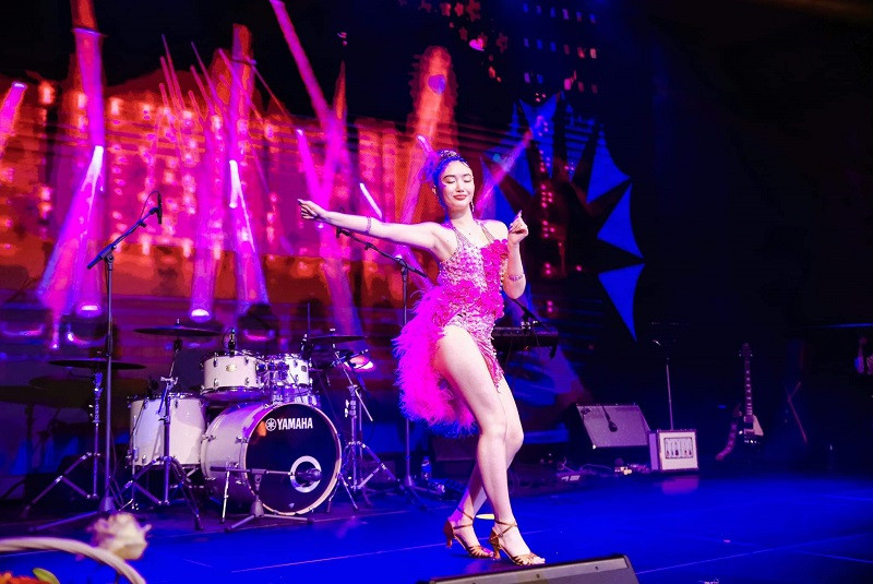 Co gai gianh 50 huy chuong dance sport nhay cung danh ca Ngoc Son-Hinh-2