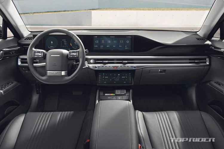 Tương tự các phiên bản còn lại của dòng xe sedan Hyundai Grandeur 2023, Grandeur Taxi cũng đi kèm lưới tản nhiệt và hốc gió trung tâm hình chữ nhật, chia cắt bằng nẹp mỏng ở giữa. Tuy nhiên, lưới tản nhiệt và hốc gió trung tâm của xe lại dùng mắt lưới đa điểm thay vì mắt cáo sơn màu đen bóng như bản cao cấp.