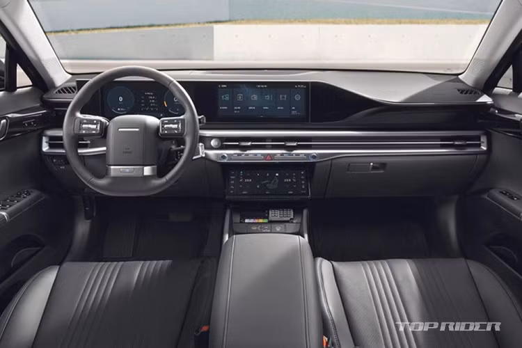 Tương tự các phiên bản còn lại của dòng xe sedan Hyundai Grandeur 2023, Grandeur Taxi cũng đi kèm lưới tản nhiệt và hốc gió trung tâm hình chữ nhật, chia cắt bằng nẹp mỏng ở giữa. Tuy nhiên, lưới tản nhiệt và hốc gió trung tâm của xe lại dùng mắt lưới đa điểm thay vì mắt cáo sơn màu đen bóng như bản cao cấp.