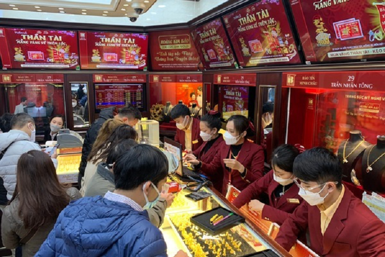 Gia vang hom nay 24/3: Xang dau tang du doi, vang lap tuc len gia