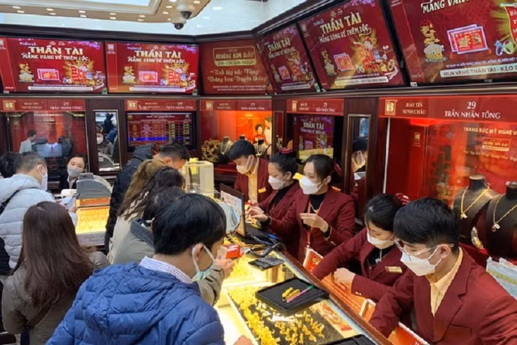 Gia vang hom nay 24/3: Xang dau tang du doi, vang lap tuc len gia