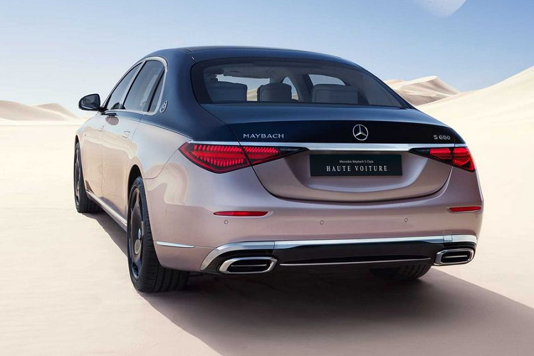 Được phát triển dựa trên Maybach S680, Haute Voiture sở hữu ngoại thất 2 tông màu gồm nửa trên xanh dương và nửa dưới màu vàng hồng Rose Gold, đi kèm bộ mâm cùng tông với nửa thân trên, tạo ra một vẻ ngoài vô cùng ấn tượng.