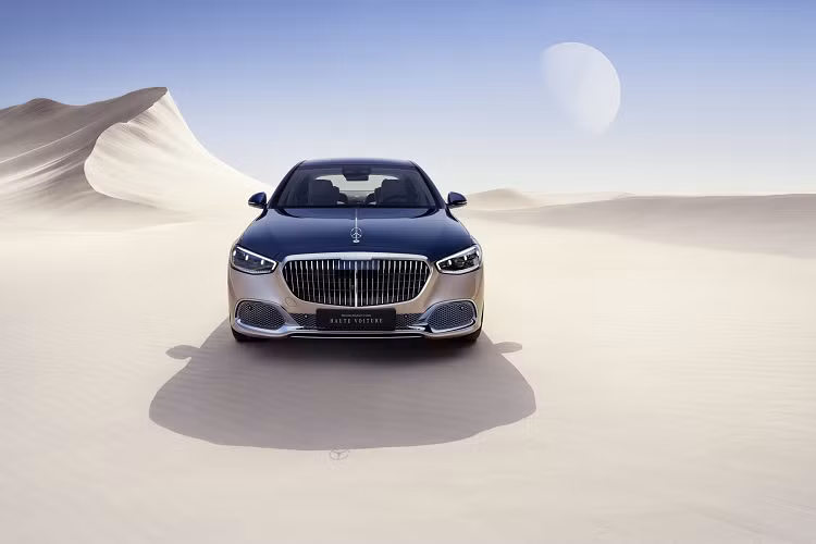 Một số chi tiết đáng chú ý khác như màn hình trung tâm cũng được trang trí với kim loại màu vàng hồng, nút home cũng có viền tròn bằng vàng hồng, bộ ly sâm panh tinh xảo. Khi mua S680 Haute Voiture, khách hàng còn được tặng một hộp quà tặng, bao gồm tấm biển đánh số thứ tự xuất xưởng, xe bản mô hình, bạt phủ xe với logo Maybach