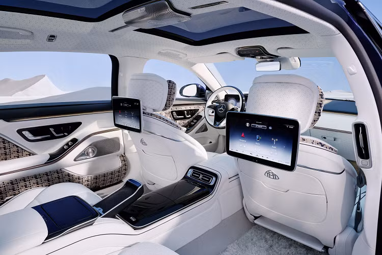 Nằm bên dưới nắp ca-pô của Mercedes-Maybach S680 Haute Voiture vẫn là cụm máy xăng V12, tăng áp kép, dung tích 6.0L. Động cơ tạo ra công suất tối đa 621 mã lực cùng mô-men xoắn cực đại 1.001 Nm đồng thời kết hợp với hộp số tự động 9 cấp và hệ dẫn động 4 bánh toàn thời gian 4Matic.