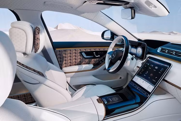 Toàn bộ khoang cabin mang tông màu trắng chủ đạo, kết hợp với các điểm nhấn được làm từ chất liệu vải bouclé xuất hiện trên ghế ngồi cũng như tapi cửa. Trong khi đó, thảm sàn được làm từ chất liệu linen và mohair. Các cột và trần xe cũng được bọc da màu trắng, trang trí bằng họa tiết ngôi sao 3 cánh.