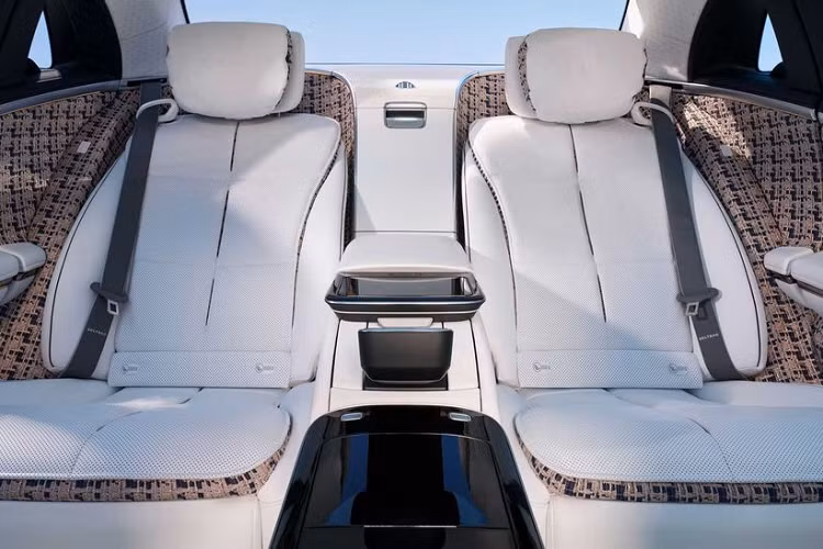 Những chi tiết ngoại thất khác của Haute Voiture nhìn chung không thay đổi so với Mercedes-Maybach S680, từ lưới tản nhiệt, đèn pha, đèn hậu, logo trên cột C … Thiết kế lấy cảm hứng từ thời trang cao cấp được thể hiện rõ ở nội thất của chiếc S680 Haute Voiture.
