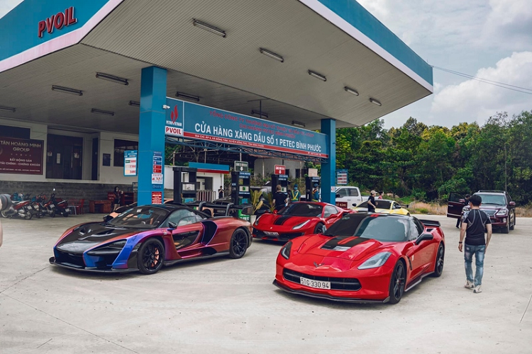 Tiếp theo trong dàn siêu xe của Hoàng Kim Khánh là Ferrari 488 Pista Spider cũng nổi bật không kém. Đây chính là chiếc Ferrari 488 Pista Spider đầu tiên cập bến Việt Nam, xe có ngoại thất màu đỏ kièm sọc đen ở giữa nắp ca-pô.