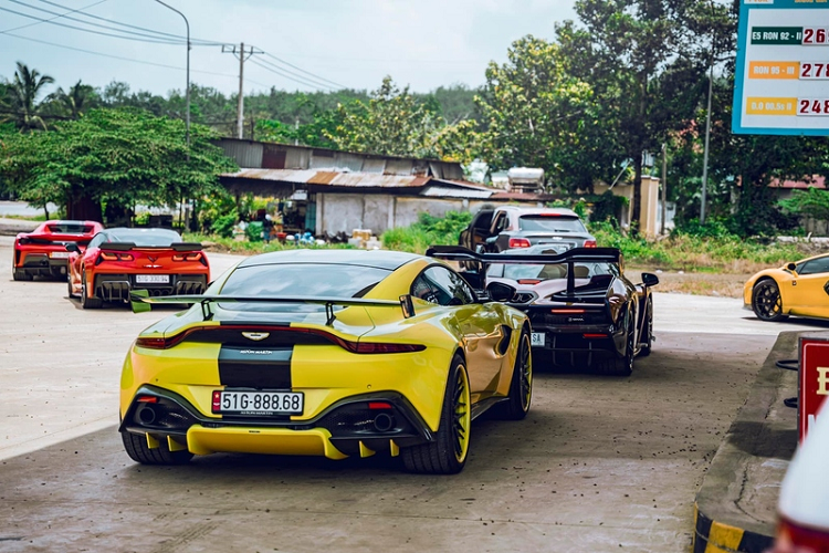 Một số cái tên đáng chú ý khác trong dàn siêu xe, xe sang phượt núi rừng Tây Nguyên là Lamborghini Aventador S chính hãng đầu tiên của Việt Nam, Aston Martin V8 Vantage đầu tiên về nước, chiếc Chevrolet Corvette C7 Stingray hay SUV Bentley Bentayga V8.