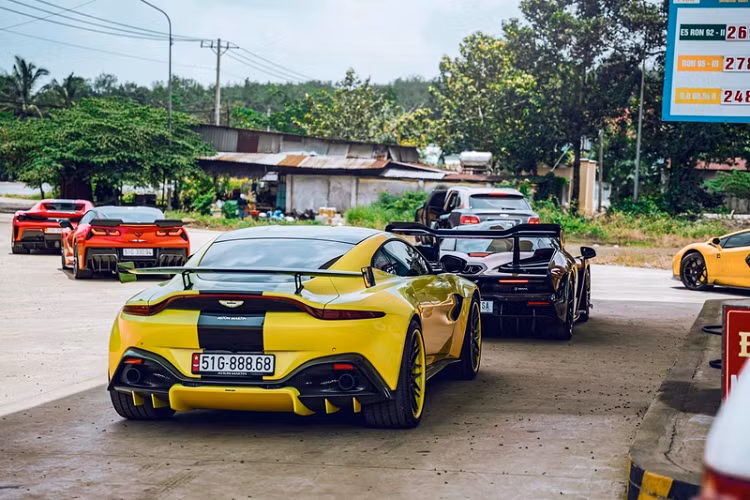 Một số cái tên đáng chú ý khác trong dàn siêu xe, xe sang phượt núi rừng Tây Nguyên là Lamborghini Aventador S chính hãng đầu tiên của Việt Nam, Aston Martin V8 Vantage đầu tiên về nước, chiếc Chevrolet Corvette C7 Stingray hay SUV Bentley Bentayga V8.