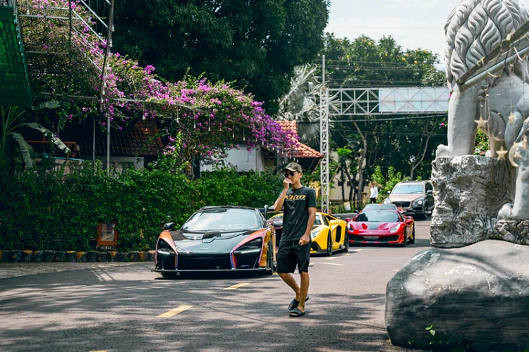 Điểm ấn tượng nhất của siêu phẩm này chính là màu sơn ngoại thất Cerberus Pearl, được tạo nên bởi các sắc độ xanh - tím - vàng - cam, có thể thay đổi sắc độ theo góc nhìn. Trên thế giới, chỉ có 3 chiếc Senna (trong tổng số 500 chiếc) được hoàn thiện trong màu sơn trị giá hơn 28.000 USD (khoảng 650 triệu đồng) này.