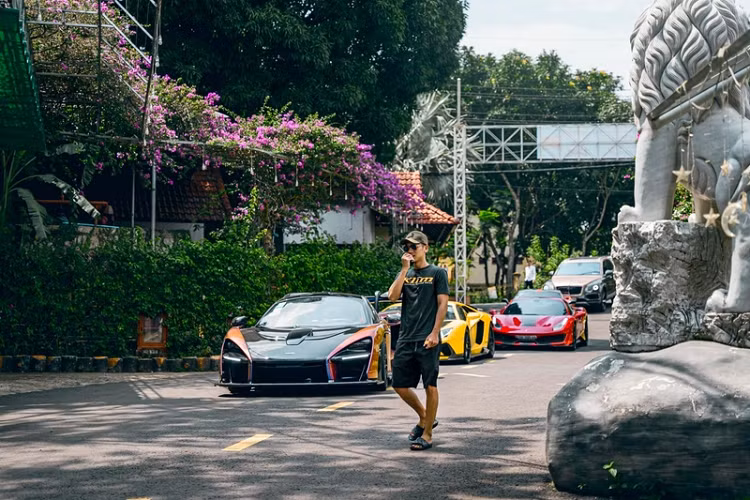 Điểm ấn tượng nhất của siêu phẩm này chính là màu sơn ngoại thất Cerberus Pearl, được tạo nên bởi các sắc độ xanh - tím - vàng - cam, có thể thay đổi sắc độ theo góc nhìn. Trên thế giới, chỉ có 3 chiếc Senna (trong tổng số 500 chiếc) được hoàn thiện trong màu sơn trị giá hơn 28.000 USD (khoảng 650 triệu đồng) này.