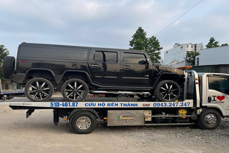 Chưa hết, đoàn xe lần này còn có sự xuất hiện của một chiếc Hummer H2 độ 6×6 cực hầm hố, bản có tên đầy đủ là Hummer H6 Player Edition - trên thế giới chỉ có đúng 7 chiếc.