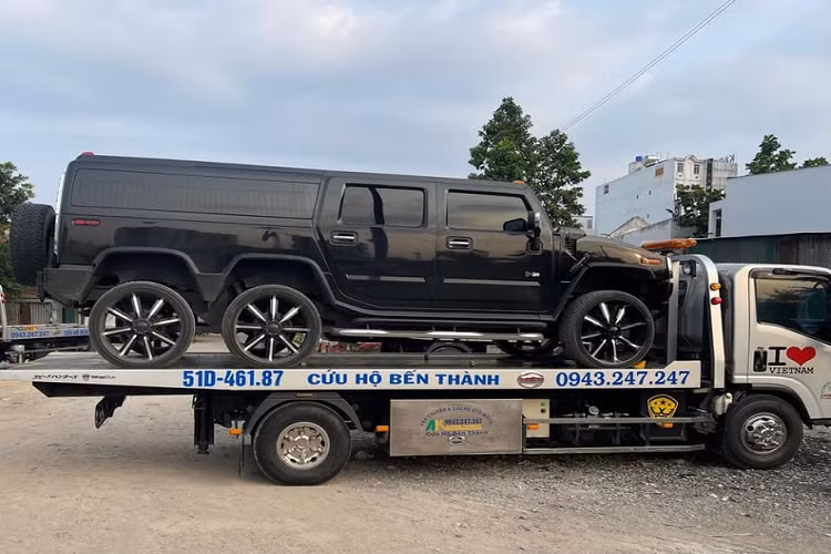 Chưa hết, đoàn xe lần này còn có sự xuất hiện của một chiếc Hummer H2 độ 6×6 cực hầm hố, bản có tên đầy đủ là Hummer H6 Player Edition - trên thế giới chỉ có đúng 7 chiếc.