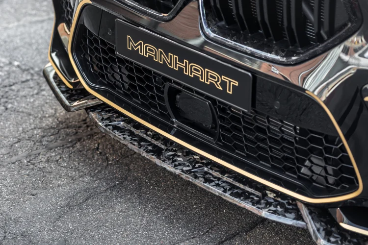 MH6 700 cũng nhận được một bộ bodykit mới bằng carbon mang đến cho chiếc SUV bộ chia gió trước, lưới tản nhiệt, ốp sườn, bộ khuếch tán và cánh gió sau hai mảnh táo bạo hơn.