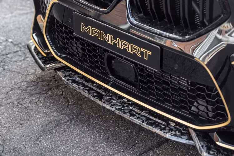 MH6 700 cũng nhận được một bộ bodykit mới bằng carbon mang đến cho chiếc SUV bộ chia gió trước, lưới tản nhiệt, ốp sườn, bộ khuếch tán và cánh gió sau hai mảnh táo bạo hơn.