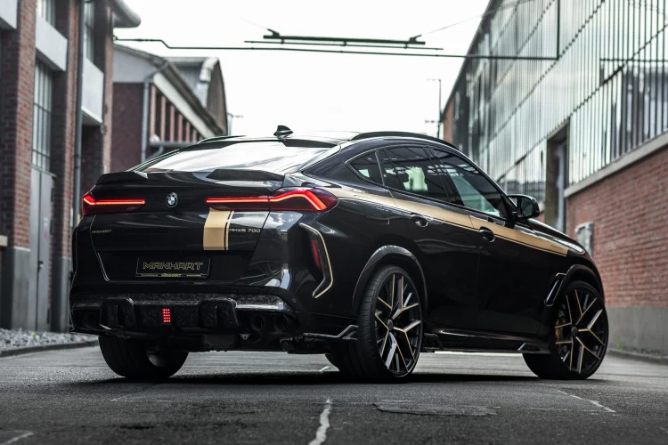 Bên trong nội thất BMW X6 Competition hiệu suất cao, Manhart điều chỉnh lại nội thất với thảm trải sàn mang thương hiệu Manhart và đường viền carbon trong suốt, bao gồm cả lẫy chuyển số.