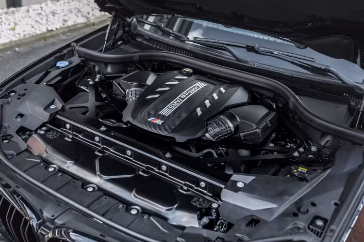 Khách hàng cũng có thể tùy chọn các đường ống xả dành riêng cho đường đua.