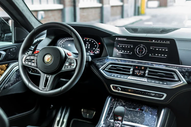 Bên dưới nắp capo, động cơ twin-turbocharged V8 4.4 lít của BMW X6 Competition độ Manhart có thể được remap ECU hoặc thay bằng một ECU mới có tên MHtronik để tăng công suất lên 730 mã lực và momen xoắn 900 Nm.