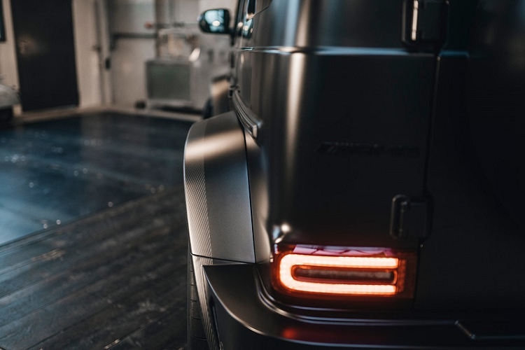 Về hệ truyền động, Performmaster đã thay thế bộ tăng áp mới vào động cơ V8 4.0L và trang bị một mô-đun điều chỉnh PEC cho phép sản sinh công suất tối đa 805 mã lực và momen xoắn cực đại 1.020 Nm, tăng đáng kể so với con số 585 mã lực và 850 Nm của nguyên bản.