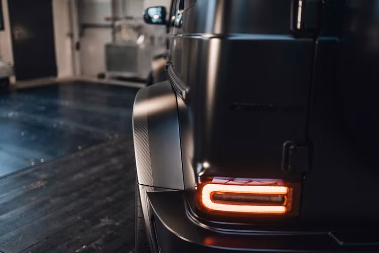 Về hệ truyền động, Performmaster đã thay thế bộ tăng áp mới vào động cơ V8 4.0L và trang bị một mô-đun điều chỉnh PEC cho phép sản sinh công suất tối đa 805 mã lực và momen xoắn cực đại 1.020 Nm, tăng đáng kể so với con số 585 mã lực và 850 Nm của nguyên bản.