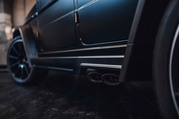 Mặc dù không công bố hình ảnh nhưng Performmaster cho biết khoang nội thất của Mercedes-AMG G63 cũng được tái thiết kế với nhiều chi tiết trang trí bằng da Alcantara cao cấp và sợi carbon.