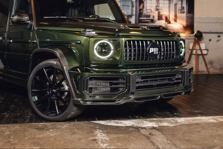 Không chỉ vậy, Performmaster còn trang bị cho chiếc Mercedes-AMG G63 này một phần mui xe mới với các khe hút gió lớn. Một số thay đổi khác bao gồm các vòm bánh mở rộng, ốp sườn xe, cản va sau và cánh lướt gió lớn kéo dài - tất cả đều được làm bằng sợi carbon.