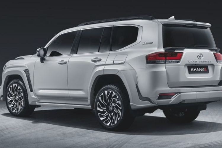 Khann không can thiệp vào khối động cơ trên bản độ này, Toyota Land Cruiser 300 vẫn sở hữu động cơ xăng tăng áp kép V6 3.5L hoàn toàn mới sản sinh công suất 409 mã lực và mô-men xoắn 650 Nm, kết hợp hộp số tự động 10 cấp và hệ dẫn động 4 bánh.