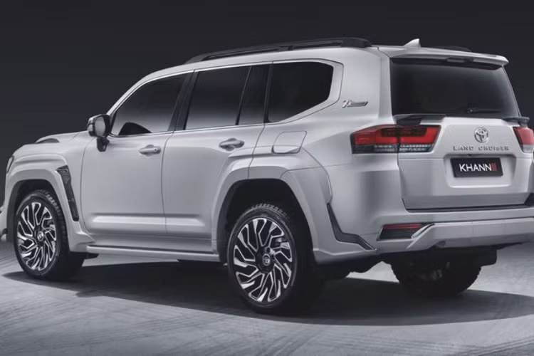 Khann không can thiệp vào khối động cơ trên bản độ này, Toyota Land Cruiser 300 vẫn sở hữu động cơ xăng tăng áp kép V6 3.5L hoàn toàn mới sản sinh công suất 409 mã lực và mô-men xoắn 650 Nm, kết hợp hộp số tự động 10 cấp và hệ dẫn động 4 bánh.