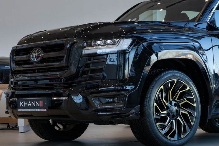 Tại Việt Nam, giá xe Toyota Land Cruiser 2022 thế hệ mới được phân phối chính hãng với mức 4,071 tỷ đồng cho màu trắng ngọc trai và 4,06 tỷ đồng cho các màu sơn còn lại.