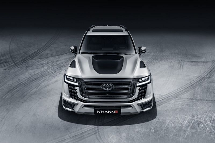 So với nguyên bản, Toyota Land Cruiser 300 từ Khann mang một dáng vẻ mạnh mẽ hơn với những nét cắt xẻ dọc thân xe cùng với các hốc gió tạo nên một tổng thể xe mang tính khí động học.