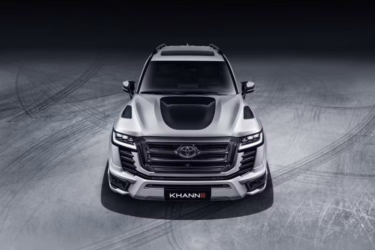 So với nguyên bản, Toyota Land Cruiser 300 từ Khann mang một dáng vẻ mạnh mẽ hơn với những nét cắt xẻ dọc thân xe cùng với các hốc gió tạo nên một tổng thể xe mang tính khí động học.