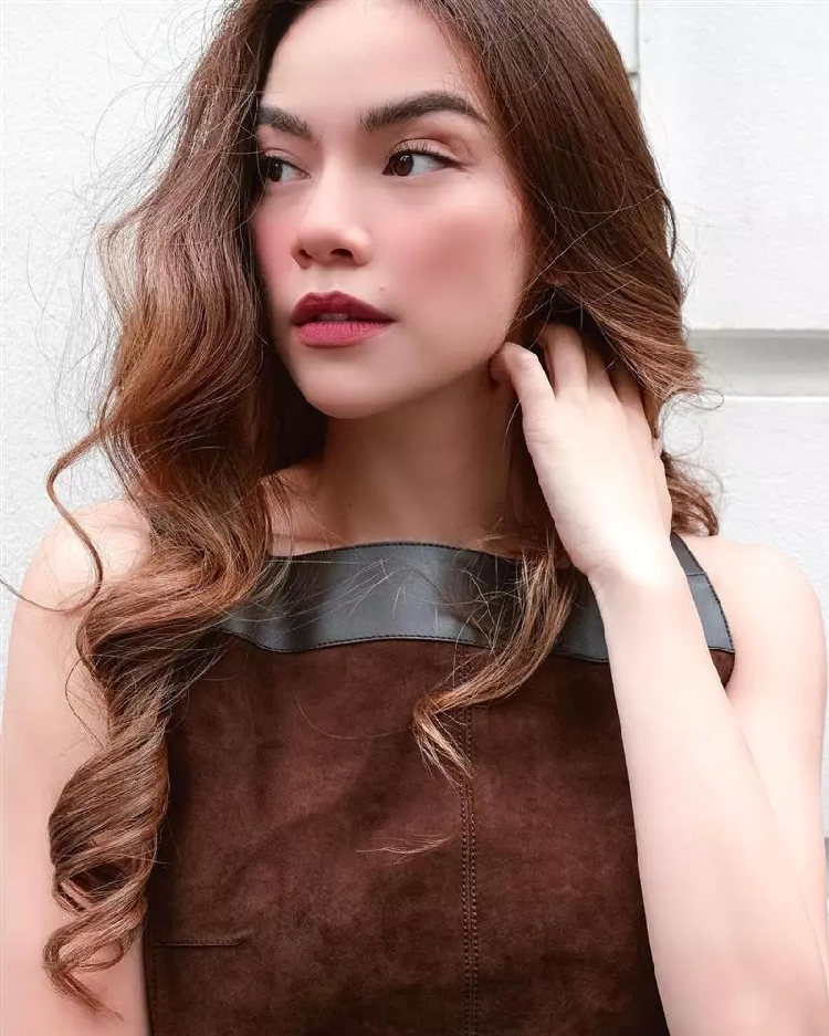 Hồ Ngọc Hà hiếm hoi nói về tuổi 40 'không chênh vênh, bôn ba' Ho Ngoc Ha hiem hoi noi ve tuoi 40 'khong chenh venh, bon ba'