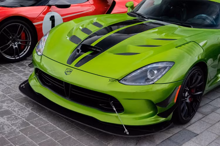 Mặc dù sở hữu ngoại hình đậm chất xe đua nhưng bên trong cabin Dodge SRT Viper ACR vẫn rất tiện nghi. Nội thất xe sử dụng chất liệu da lộn với một số chi tiết làm bằng sợi carbon nhằm giảm trọng lượng cho xe. “Rắn độc” được trang bị màn hình giải trí trung tâm kích thước 8,4 inch.