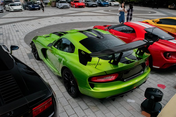 Ngoài ra, Dodge SRT Viper ACR còn được trang bị hệ thống treo của Bilstein, cho phép người dùng có thể lựa chọn 10 chế độ khác nhau, tùy vào nhu cầu cảm giác lái; phanh Carbon Ceramic Matrix 15 inch; má phanh trước 6 piston của Brembo; chế độ kiểm soát lực kéo thứ ba để cải thiện hiệu suất khi trời mưa…