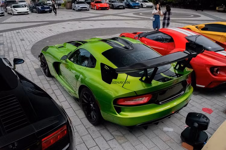 Ngoài ra, Dodge SRT Viper ACR còn được trang bị hệ thống treo của Bilstein, cho phép người dùng có thể lựa chọn 10 chế độ khác nhau, tùy vào nhu cầu cảm giác lái; phanh Carbon Ceramic Matrix 15 inch; má phanh trước 6 piston của Brembo; chế độ kiểm soát lực kéo thứ ba để cải thiện hiệu suất khi trời mưa…