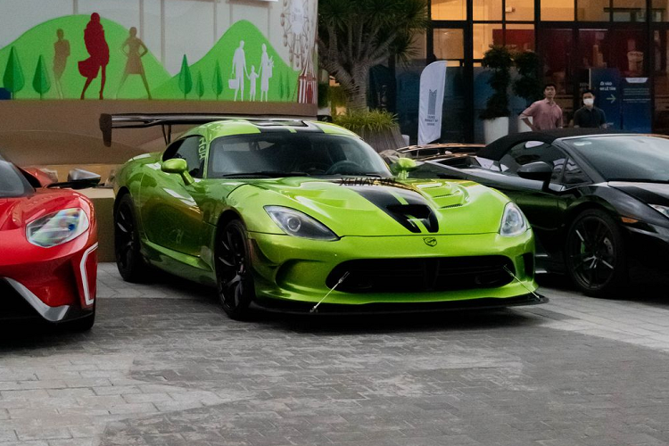 Chiếc còn lại là Dodge Viper SRT-10 ACR thuộc thế hệ thứ 4 và hiện đang nằm trong garage của một tay chơi xe đến từ Quảng Ninh. Đáng chú ý, chiếc Dodge SRT Viper ACR trong bài là thế hệ Viper ACR cuối cùng được sản xuất trước khi bị khai tử vào năm 2017. 