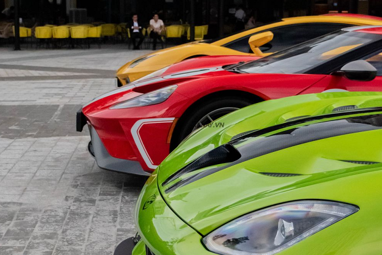 Mặc dù thành công, nhưng Viper cũng bị khai tử do các tiêu chuẩn an toàn mới ở thị trường Mỹ, và theo đó tất cả các dòng xe bắt buộc phải được trang bị túi khí rèm bên hông. Nhưng đáng tiếc là việc lắp thêm túi khí rèm là không phù hợp với thiết kế dòng xe này.