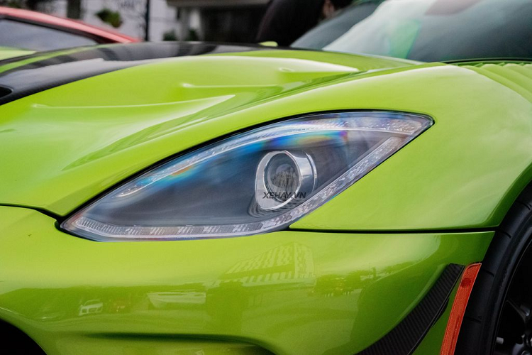 Chi tiết để phân biệt giữa Viper tiêu chuẩn và phiên bản ACR chính là cánh gió đuôi siêu “khủng” và nó còn tuyệt vời hơn nữa khi xuất hiện trên Dodge SRT Viper ACR thế hệ thứ 5 này. Cánh gió này có thể tạo được lực ép cực lớn lên mặt đường khi vào cua ở tốc độ cao. Bên cạnh đó, cản trước, hai vây gió đặt tại vòm bánh cũng có tác dụng tối ưu lực ép của xe.