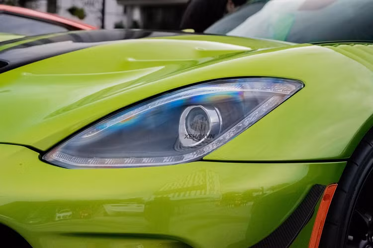 Chi tiết để phân biệt giữa Viper tiêu chuẩn và phiên bản ACR chính là cánh gió đuôi siêu “khủng” và nó còn tuyệt vời hơn nữa khi xuất hiện trên Dodge SRT Viper ACR thế hệ thứ 5 này. Cánh gió này có thể tạo được lực ép cực lớn lên mặt đường khi vào cua ở tốc độ cao. Bên cạnh đó, cản trước, hai vây gió đặt tại vòm bánh cũng có tác dụng tối ưu lực ép của xe.