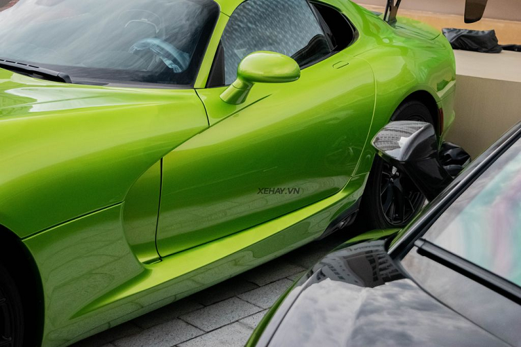 Đi kèm với đó là hộp số sàn 6 cấp Tremec TR6060 với tỷ số truyền động cũng như cải thiện 50% độ cứng xoắn so với Dodge Viper ACR thế hệ thứ 4.