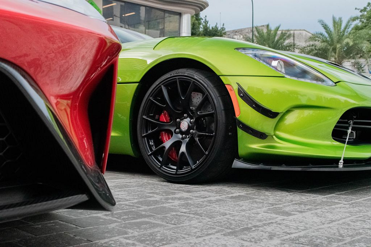 Dodge SRT Viper ACR độc nhất Việt Nam được trang bị động cơ V10, dung tích 8.4L không sử dụng tăng áp nhưng có thể cho ra công suất tối đa 645 mã lực và mô-men xoắn cực đai 813 Nm.