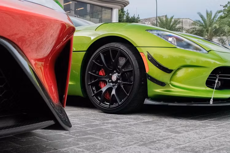 Dodge SRT Viper ACR độc nhất Việt Nam được trang bị động cơ V10, dung tích 8.4L không sử dụng tăng áp nhưng có thể cho ra công suất tối đa 645 mã lực và mô-men xoắn cực đai 813 Nm.