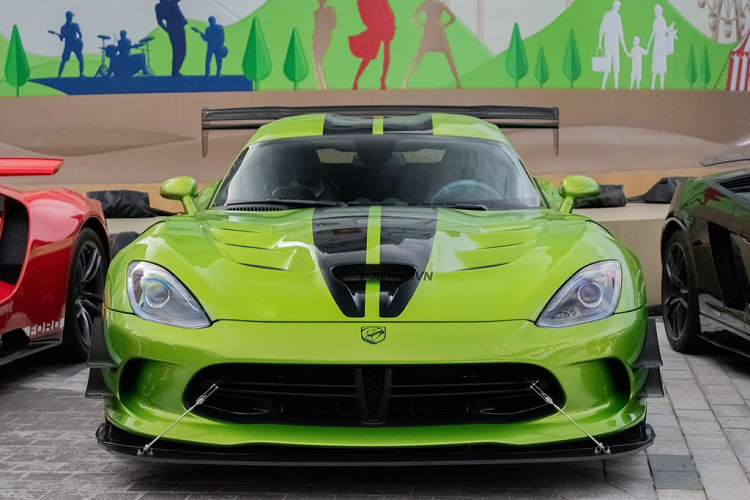  Dodge SRT Viper ACR thế hệ thứ 5 đầu tiên tại dải đất hình chữ S sở hữu ngoại thất màu xanh da rắn - Snakeskin Green, kết hợp điểm nhấn sọc kẻ kép màu đen kéo dài từ nắp capo ra tới phần đuôi đậm chất xe đua. Xe được trang bị bộ mâm đa chấu sơn tối màu, kích thước 19 inch phía trước và 20 inch cho bánh sau, đi cùng cùm phanh sơn đỏ nổi bật