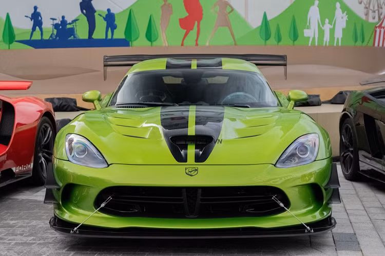  Dodge SRT Viper ACR thế hệ thứ 5 đầu tiên tại dải đất hình chữ S sở hữu ngoại thất màu xanh da rắn - Snakeskin Green, kết hợp điểm nhấn sọc kẻ kép màu đen kéo dài từ nắp capo ra tới phần đuôi đậm chất xe đua. Xe được trang bị bộ mâm đa chấu sơn tối màu, kích thước 19 inch phía trước và 20 inch cho bánh sau, đi cùng cùm phanh sơn đỏ nổi bật
