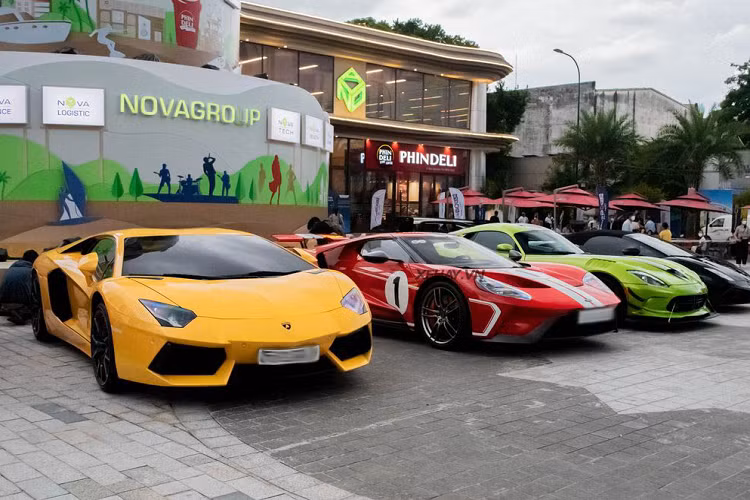 Viper ACR được xem là đối thủ cạnh tranh trực tiếp với Porsche 911 GT3 RS hay Lotus Exige. Mức giá xe Dodge SRT Viper ACR độc nhất Việt Nam hiện vẫn là một ẩn số.