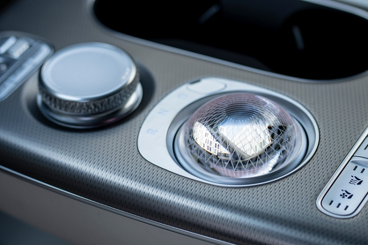 Giám đốc sáng tạo của Genesis cho biết: "GV60 là một chiếc xe điện cực kỳ yên tĩnh, vì thế, việc cảnh báo cho tài xế biết xe đã sẵn sàng đi hay chưa là một thách thức. Các kỹ sư và đội thiết kế của Genesis đã tạo ra một lời cảnh báo độc đáo và quyến rũ thông qua quả cầu pha lê."