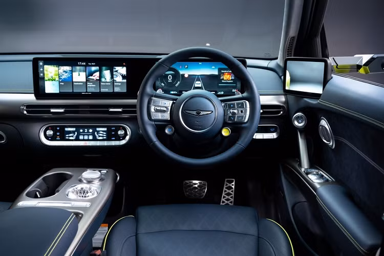 Ngoài cần số pha lê làm điểm nhấn trong khoang nội thất thì GV60 còn sở hữu núm chỉnh hệ thống thông tin giải trí màu bạc, da bọc màu xanh coban.