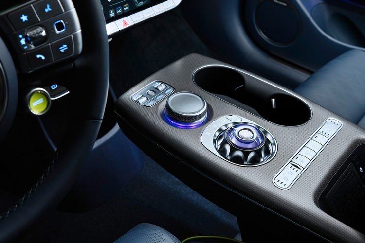 Tất cả các phiên bản Genesis GV60 2022 đều có cùng một bộ pin 77,4 kWh. Phiên bản tiêu chuẩn được trang bị một mô-tơ điện duy nhất cung cấp sức mạnh cho hai bánh sau, sản sinh công suất tối đa 225 mã lực và momen xoắn cực đại 350 Nm.