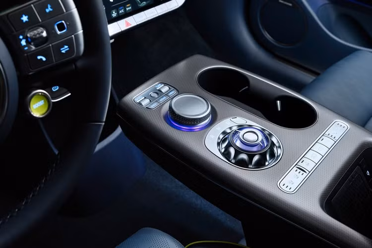 Tất cả các phiên bản Genesis GV60 2022 đều có cùng một bộ pin 77,4 kWh. Phiên bản tiêu chuẩn được trang bị một mô-tơ điện duy nhất cung cấp sức mạnh cho hai bánh sau, sản sinh công suất tối đa 225 mã lực và momen xoắn cực đại 350 Nm.